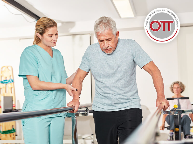 Physiotherapeutin und Patient bei einer Laufeinheit-Ăśbung.